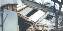 阪神大震災で倒壊してしまった家の様子